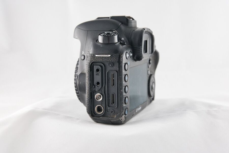 Canon EOS 7D Mark II 20.2MP Digital Camera Body #539